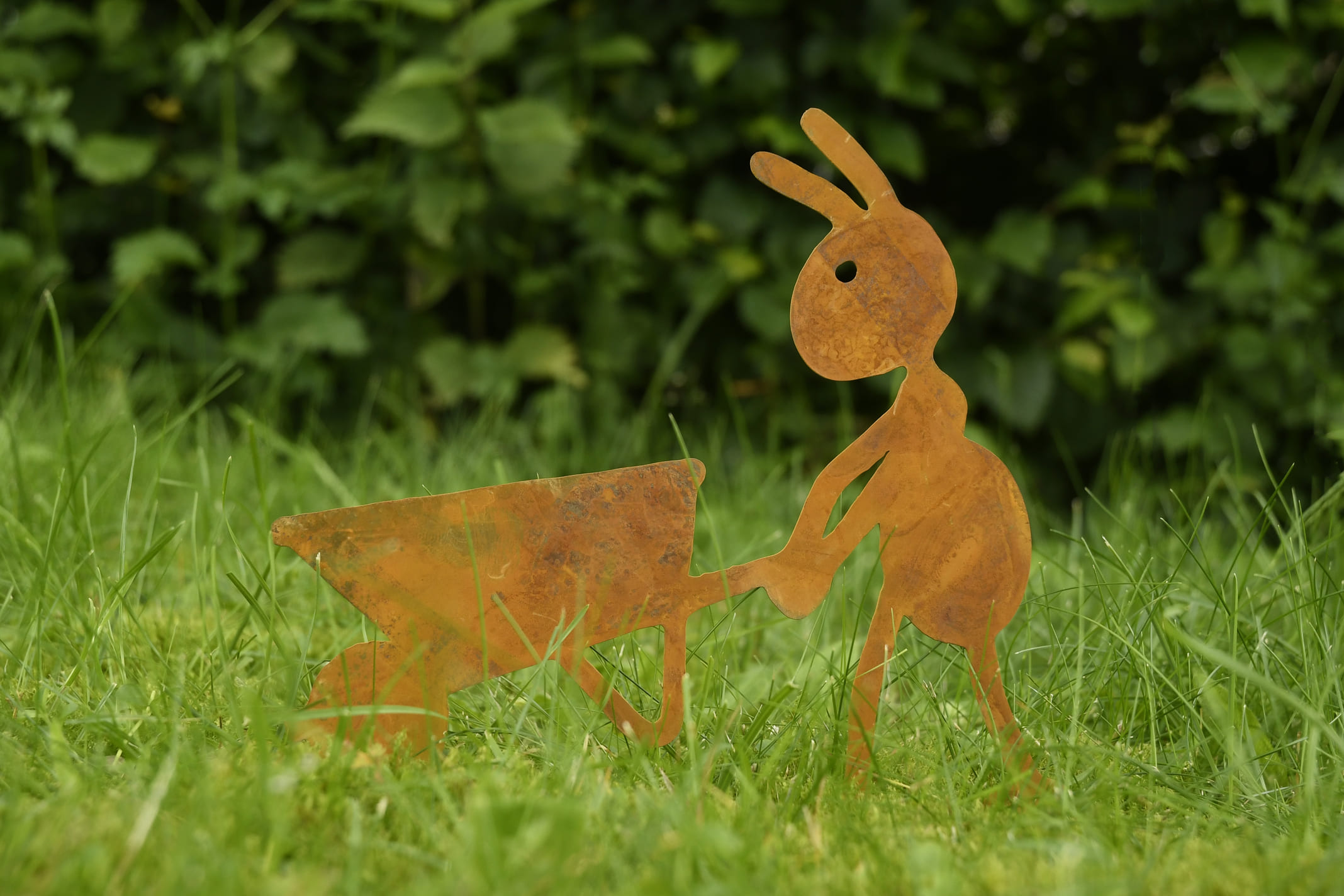 Ameise mit Schubkarre